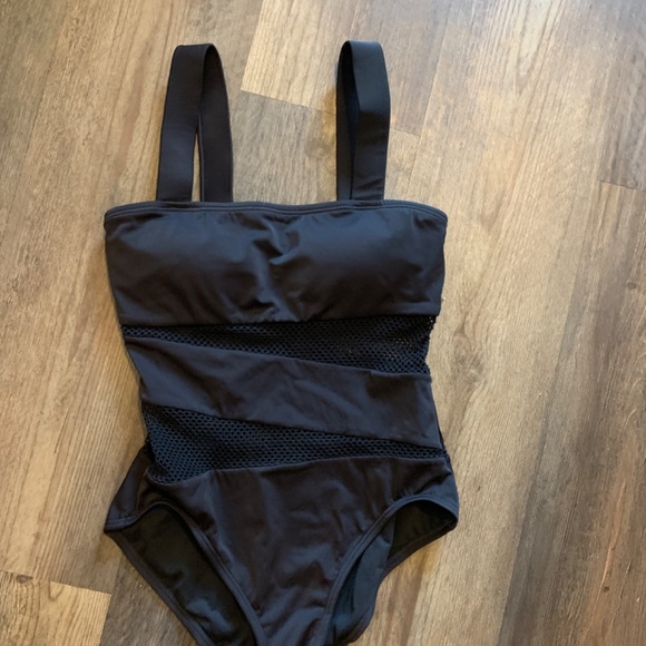 DKNY Swim mesh effect spliced‎ maillot one piece. Worn about 3x - Picture 7 of 7